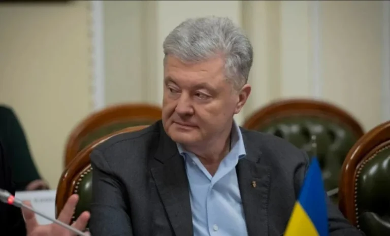 Порошенко засвітився в сорочці італійського бренду: скільки вона коштує