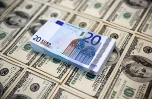 Долар США стабільний до євро та фунта, дешевшає до єни