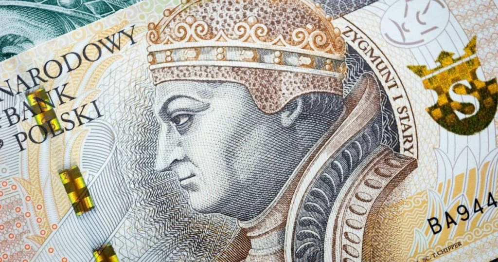 Українці в Польщі можуть втратити право на мінімальну пенсію: одного внеску вже буде замало